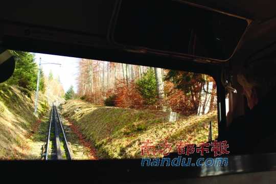 小火車一路向上，沖破云層，豁然開朗，乘客們的歡呼聲適時(shí)響起，一切漸入佳境。