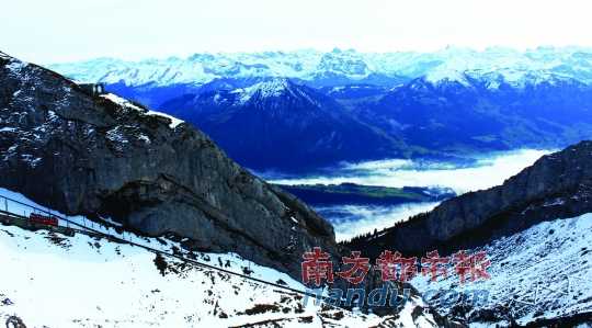  齒軌火車在皮拉圖斯山上穿行，如同紅色的龍?jiān)谏街杏芜? complete=