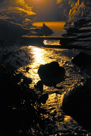 　　夜幕下古鎮(zhèn)江邊?！? complete=