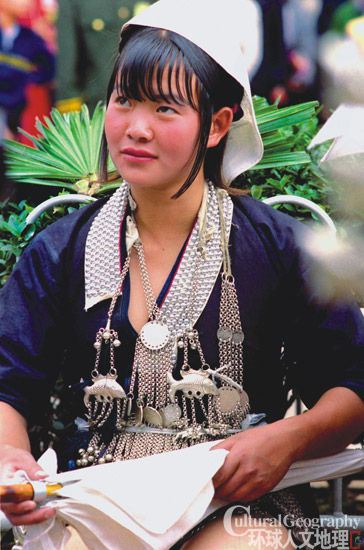 服飾很獨(dú)特,酥胸半露 服飾很獨(dú)特,酥胸半露