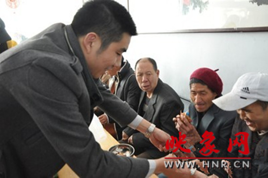 　　“韓胖子”千只茶香雞茶香鴨捐贈(zèng)環(huán)衛(wèi)工人、農(nóng)民工學(xué)子和鄭州市社會(huì)福利院。