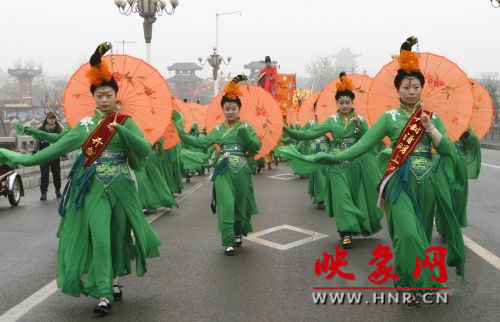 　　3月30日上午,開封市舉行2013中國(開封)清明文化節(jié)踏春巡游活動?！?　　