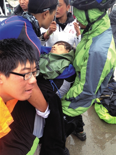 事發(fā)后,有驢友幫忙救治李翔(中)。驢友供圖