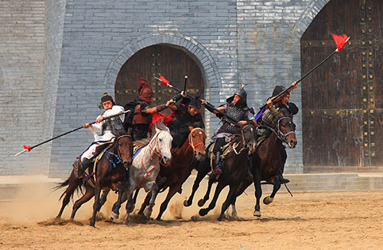 十一看大戲清明上河園《岳飛槍挑小梁王》將上映 十一看大戲清明上河園《岳飛槍挑小梁王》將上映