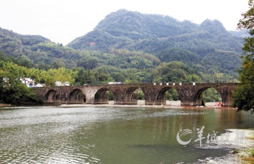 齊云山登封橋是登山的隘口,始建于明代,造型古樸典雅,蔚為壯觀。