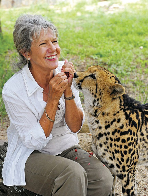 　　自然保護(hù)區(qū)、瀕危動(dòng)物 中心、奢華營(yíng)地酒店,無一不是Lente女士熱愛動(dòng)物和大自然的杰作