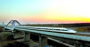 　　京廣高鐵連通南北大動(dòng)脈。