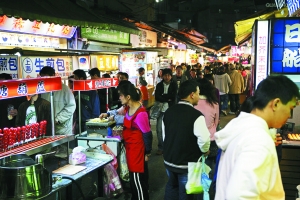 　　品味臺(tái)灣,又怎能錯(cuò)過那些親民夜市。