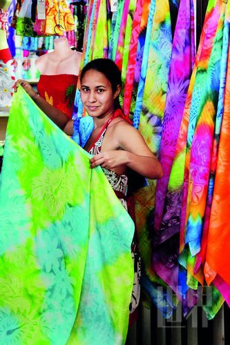 　　Pareo,這一幅幅有著漂亮圖案、色彩繽紛的布,是大溪地人最美的衣