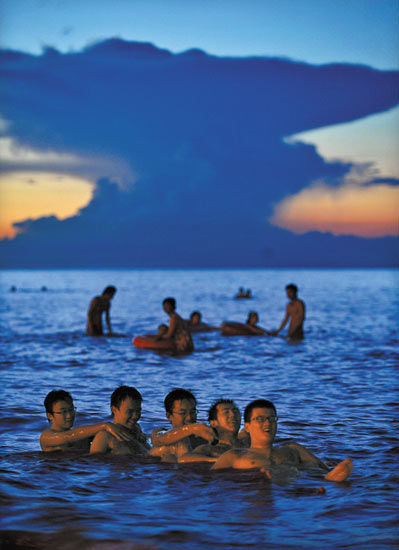 　　三亞盡享碧海藍(lán)天