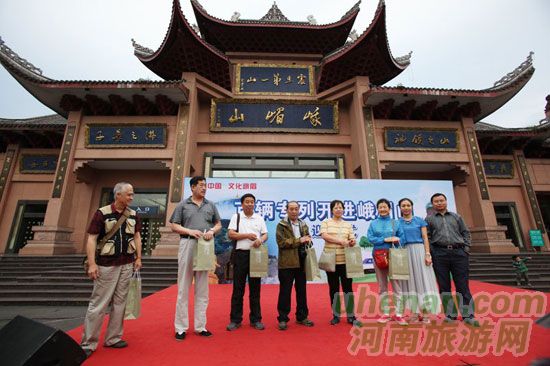 4.20震后首趟旅游專列開進(jìn)峨眉山 4.20震后首趟旅游專列開進(jìn)峨眉山