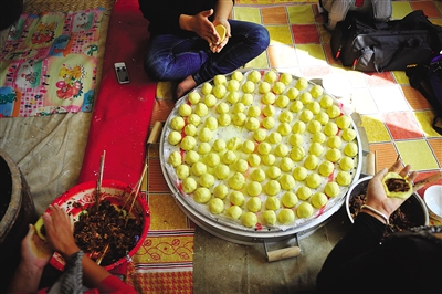 黃老漢一家正在制作黃饃饃。