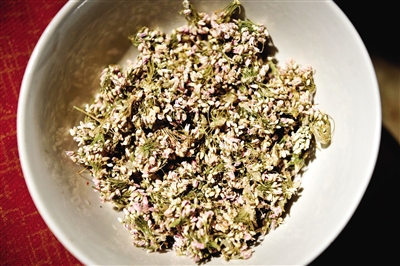 作為香料的扎蒙是一種陜北常見的細(xì)碎野花。