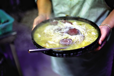 酸菜燉血腸是長(zhǎng)白山一帶常見(jiàn)的菜品,有著東北地區(qū)典型的質(zhì)樸、實(shí)在的風(fēng)格。