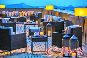 露臺能觀賞美麗山色。