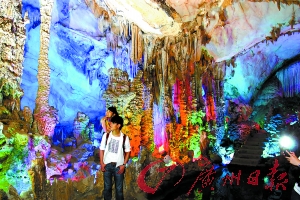 五光十色的封開龍山溶洞步移景換,令人贊嘆。