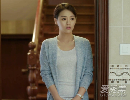 灰色開衫內(nèi)搭圓領的米色T恤，優(yōu)雅知性