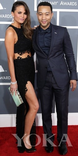 約翰·傳奇和女友Chrissy Teigen，Chrissy身穿Joy Cioci