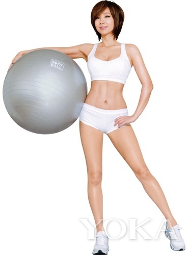 這個辣姐已經(jīng)是46歲超高齡啦，看人家的鉆石型小腹