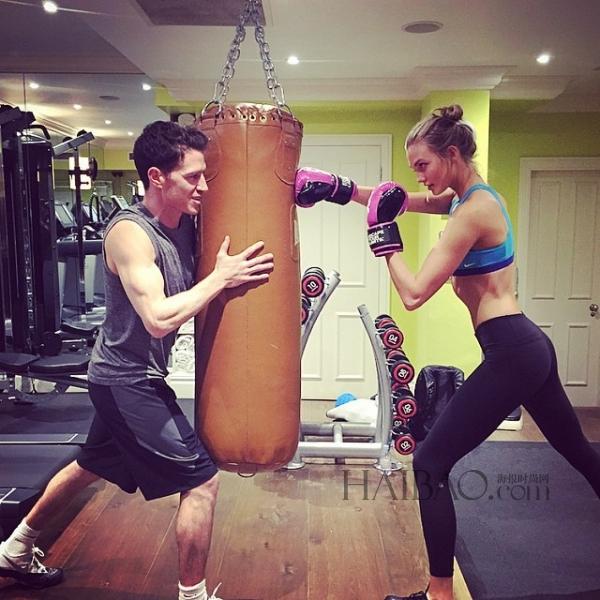 超?？ɡ颉た藙谒?(Karlie Kloss) 近期健身私照