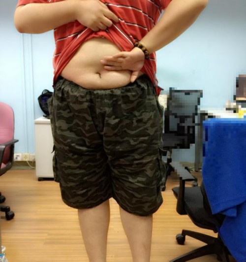 反手摸肚臍，逗b示范哈哈......