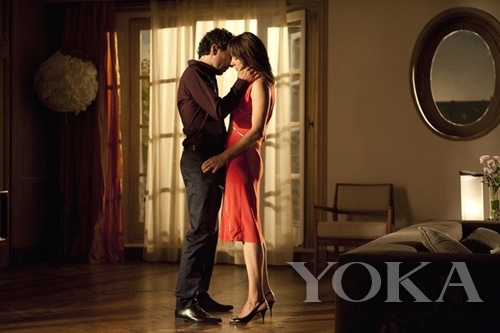 基本款用漿果色散發(fā)女人味，腰間的獨特設計更添風情