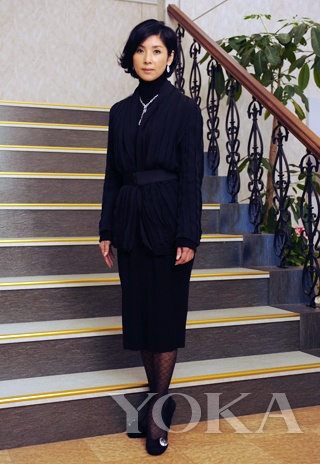 日劇《真我霓裳》中，飾演時裝大師的黑木瞳