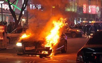 　　王爍與王珂鬧車(chē)火并