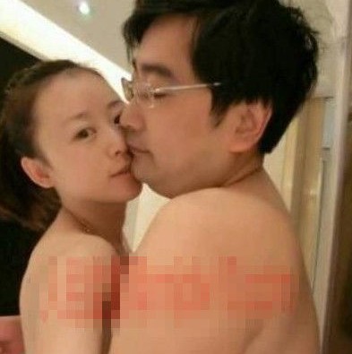 女主播紀某與國家檔案局官員范某。