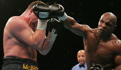 美國(guó)前拳王(右)