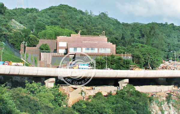 據(jù)悉，“皇宮”有3層高、分前后兩座大宅。前座兩層是邢家的游樂場(chǎng)，地下一層分別設(shè)有室外及室內(nèi)泳池，