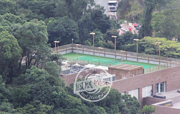 林青霞1994年6月29日嫁給香港商人邢李源，淡出影壇。林青霞婚后樂于相夫教女，其丈夫于2010年退