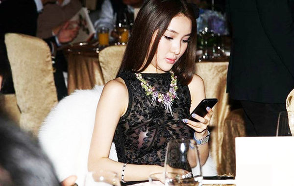 2013年11月30日，郭美美出席保利珠寶拍賣活動(dòng)，現(xiàn)場(chǎng)郭美美一席透視的上衣性感現(xiàn)身，胸前乳貼顯露無(wú)