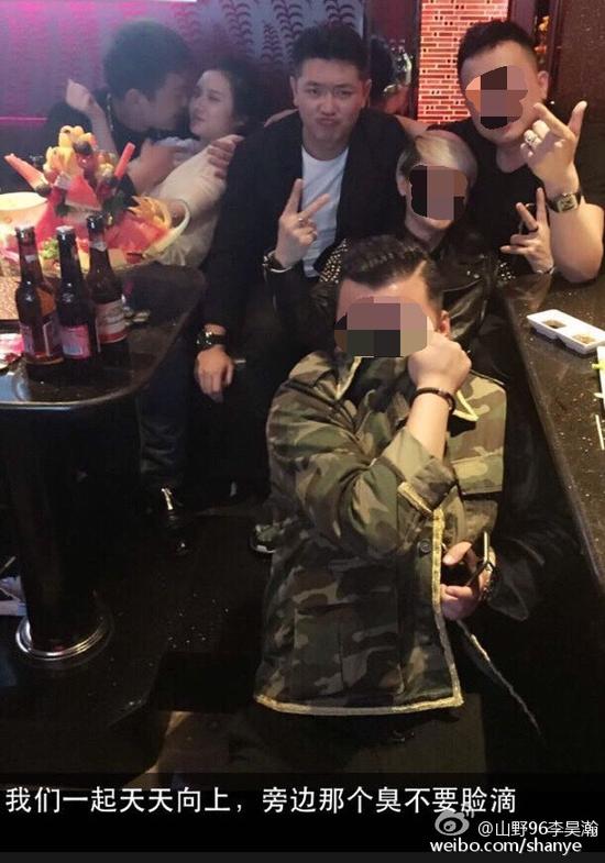 田源朋友辟謠稱左側(cè)抱著女子親吻的是田源的發(fā)小，女子的男友。