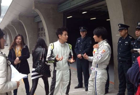 韓寒林志穎賽車(chē)場(chǎng)上相談甚歡