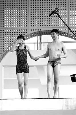 蔡卓妍進行《中國星跳躍》的訓練，她在教練田亮的陪伴下走上跳臺，但仍嚇得不敢往下看。 實習生 翟超 攝