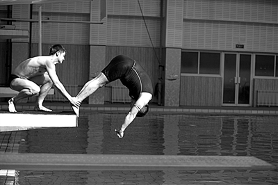 田亮正在給陳光標把關、塑形。