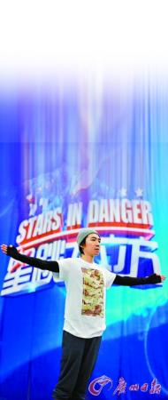 俞灝明以一個(gè)干凈利落的動(dòng)作從3米臺(tái)一躍而下。