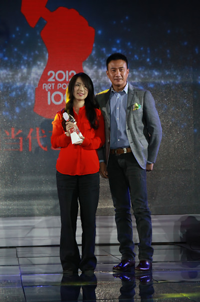 胡軍為藝術(shù)家頒獎 胡軍為藝術(shù)家頒獎