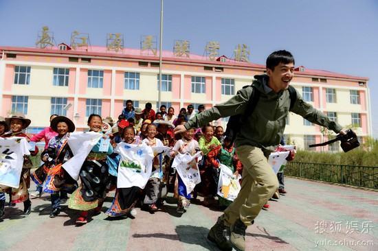 胡歌與長江源民族學(xué)校同學(xué)共度六一 胡歌與長江源民族學(xué)校同學(xué)共度六一