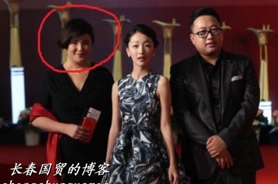 周冬雨與于正（右）和“干媽”（左）。