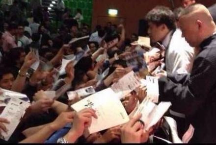 郭德綱率德云社在德國(guó)演出