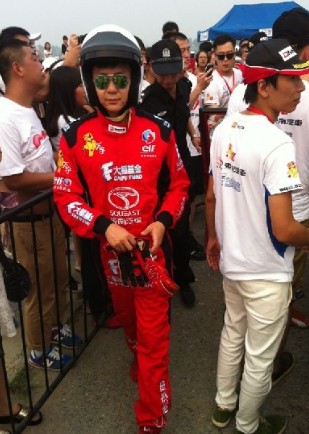 李晨撞車后看起來(lái)并無(wú)大礙，調(diào)整狀態(tài)繼續(xù)比賽。