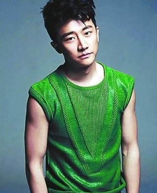 黃軒說起緋聞爆發(fā)的一剎那，語氣里還有點(diǎn)憤憤然。