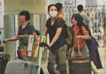 一身樸素打扮的王菲推桃回京。