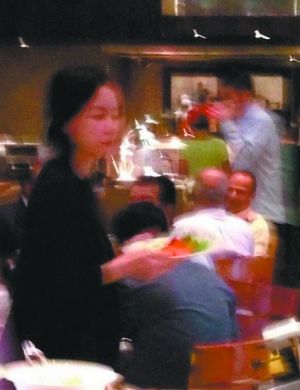 王菲在印度被網(wǎng)友偶遇。