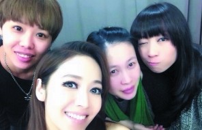 侯佩岑（中）14日在微博公開近照，被粉絲看出臉變圓。