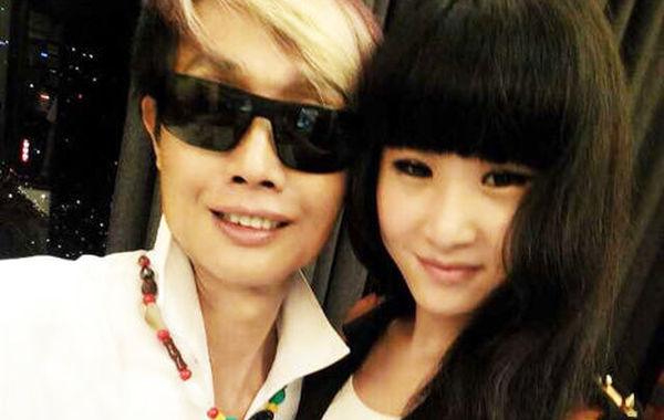 鄧建國(guó)與新女友。