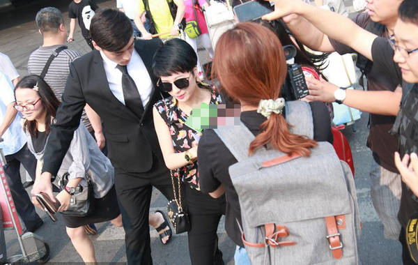 2015年7月6日，北京，陶喆前任楊子晴現(xiàn)身首都機場。剛一出來就遭到媒體圍堵，問及7號陶喆會有反駁證據(jù)