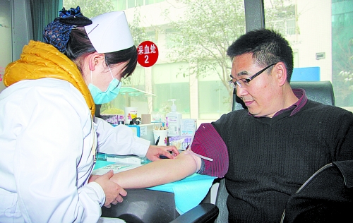 雪地里，百余名醫(yī)護人員獻(xiàn)血救急